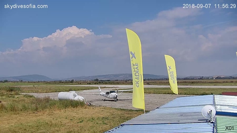 Летище 'Долна Баня' времето уеб камера, кула контрол полети самолети полоса за излитане кацане писти