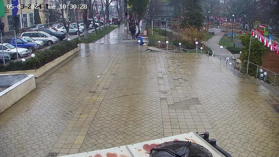 град Ракитово, център площад улици до Пазарджик уеб камера център, трафик улица и паркинг, река Марица, Южна България, времето на живо