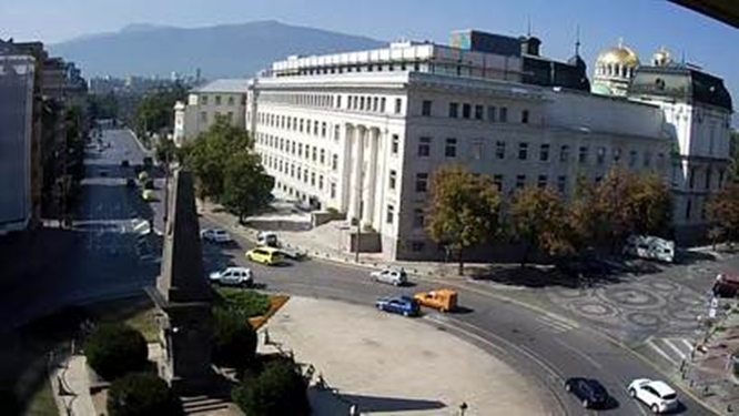 Уеб камера от София център, паметник Левски, кръстовище, кръгово движение, бул. Васил Левски, бул. Янко Сакъзов, улица Московска, времето на живо